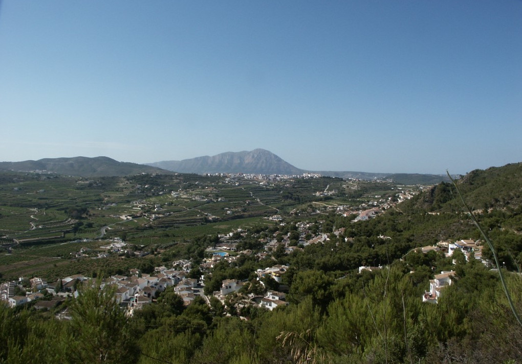 Panoramablick auf Benitachell mit landwirtschaftlichen Terrassen und dem Montgó im Hintergrund.