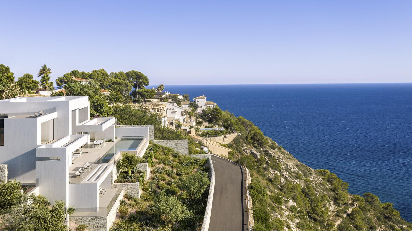 Außenansicht der modernen weißen Villa mit gestuften Terrassen, Infinity-Pool und Panoramablick auf das Mittelmeer in der exklusiven Lage von La Granadella.