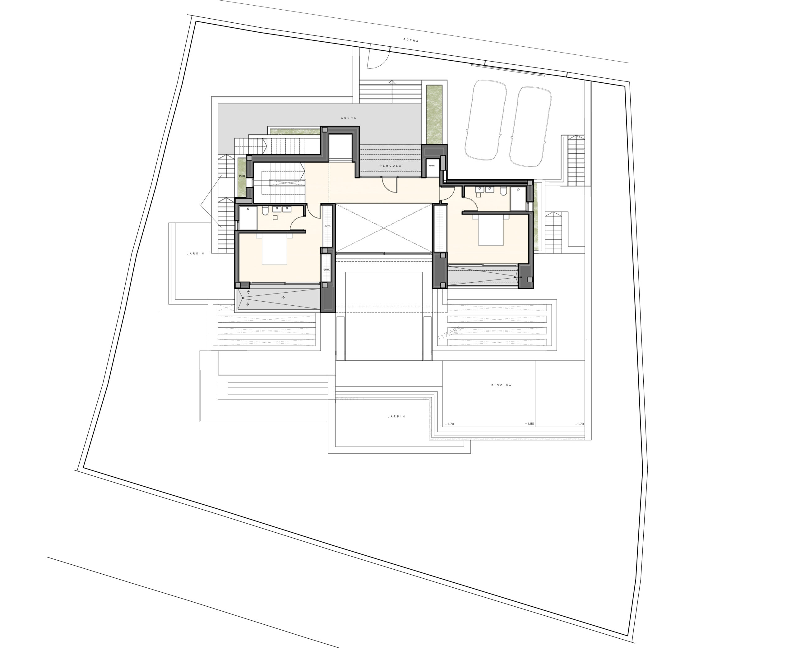 Detaillierter Grundriss des ersten Stocks mit der Aufteilung von zwei Schlafzimmern mit En-Suite-Bädern, dem Eingangsbereich und den Außenanlagen.