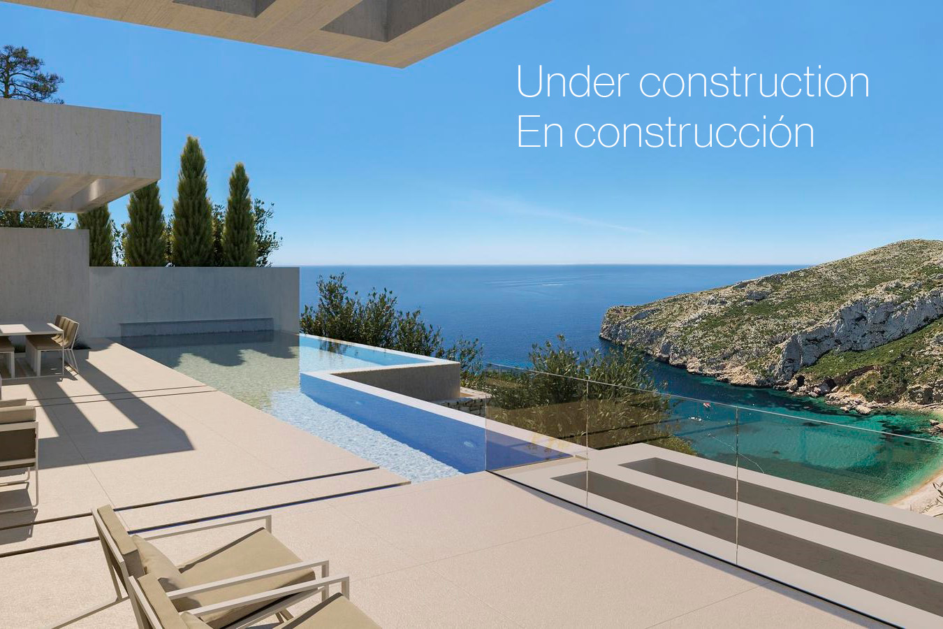 Hauptterrasse mit Infinity-Pool und Glasgeländern, die einen direkten Panoramablick auf die Bucht von Granadella und das Mittelmeer bietet.