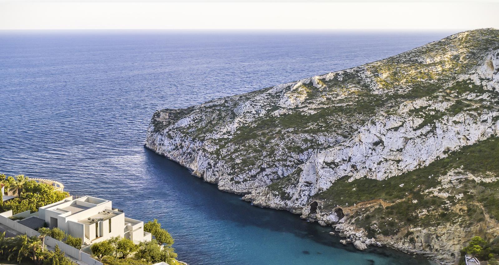 Luftaufnahme der Villa oberhalb der Granadella-Bucht mit Panoramablick auf das Mittelmeer und die markanten weißen Kalksteinfelsen von Jávea.