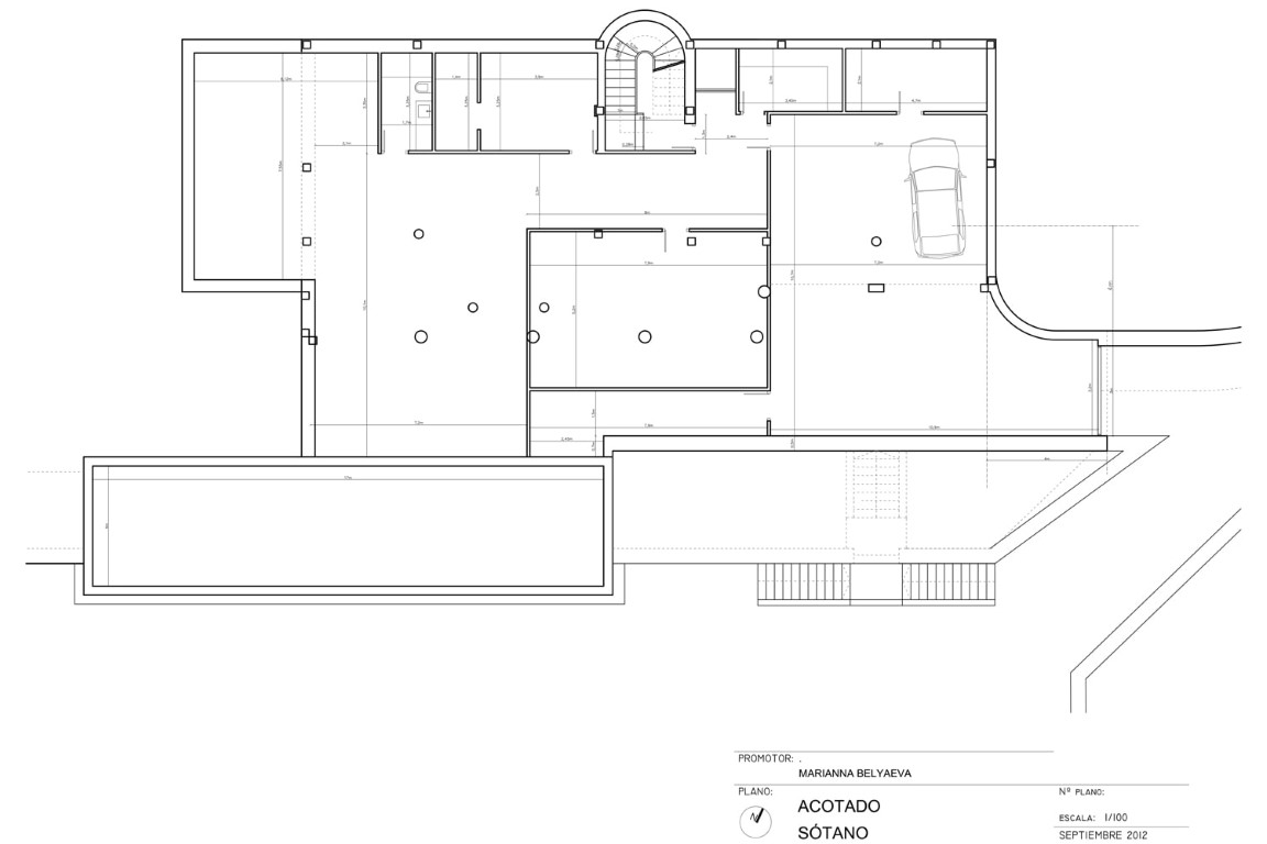 Detaillierter architektonischer Grundriss des Untergeschosses mit Darstellung der Garagenaufteilung, der Stützsäulen und des Treppenhauses.