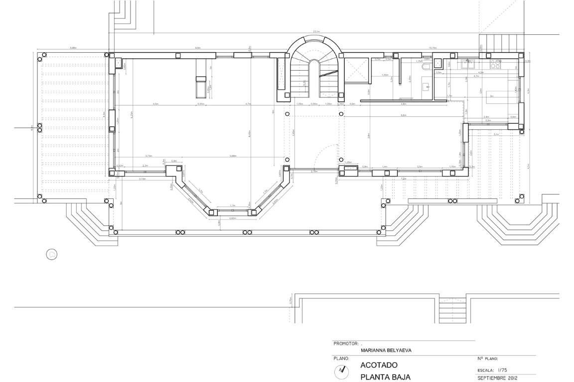 Detaillierter bemaßter Grundriss des Erdgeschosses mit Darstellung von Wohnbereich, Küche, Wendeltreppe und den umliegenden Terrassenflächen.