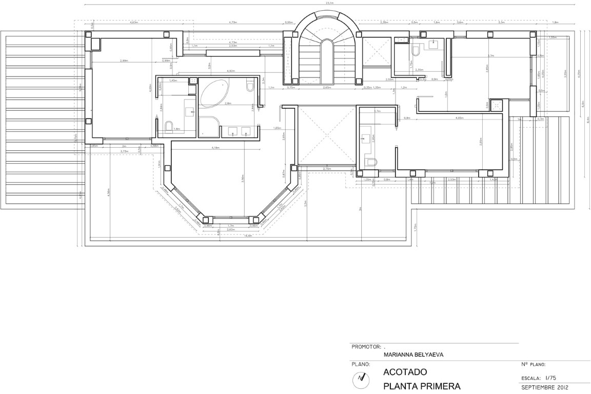 Technischer Grundriss des ersten Obergeschosses mit Darstellung der Schlafzimmer, En-Suite-Badezimmer und der großzügigen umlaufenden Terrasse.