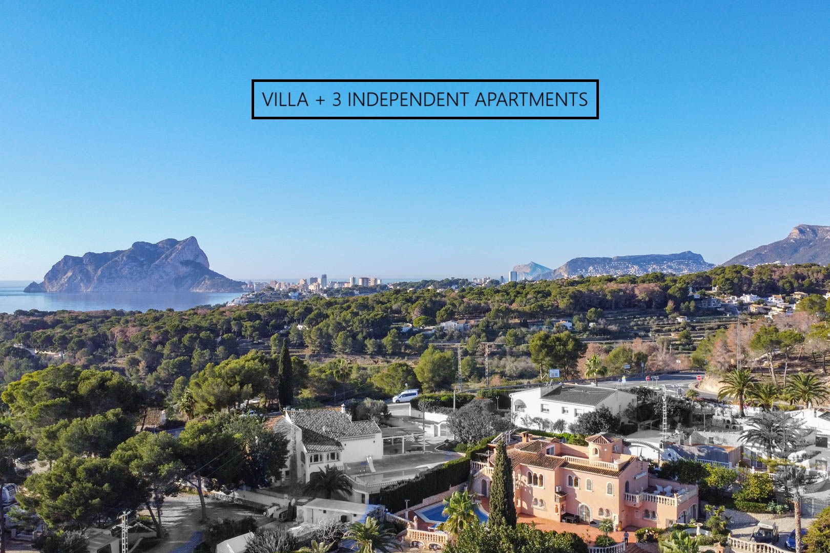 Luftaufnahme der hervorgehobenen Villa mit mediterraner Architektur und Panoramablick auf den Peñón de Ifach und die umliegende Küste.