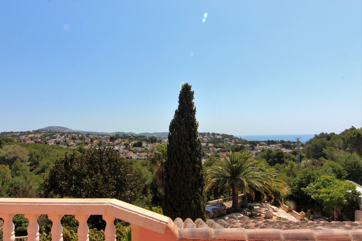 Panoramablick von der oberen Terrasse mit klassischer Balustrade über die mediterrane Landschaft und das Wohngebiet bis hin zum Meer.