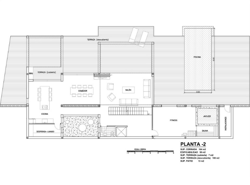 Detaillierter Grundriss der Ebene -2 mit offener Küche, Wohn-Essbereich, Fitnessraum mit Sauna sowie einer großen Terrasse mit Pool und Grillbereich.