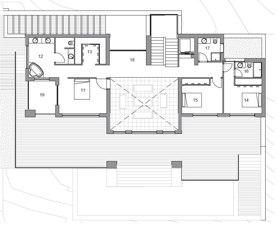 Technischer Grundriss des Obergeschosses mit Master-Suite, Ankleidezimmer, zwei Schlafzimmern mit En-Suite-Bädern und einer weitläufigen Terrasse.