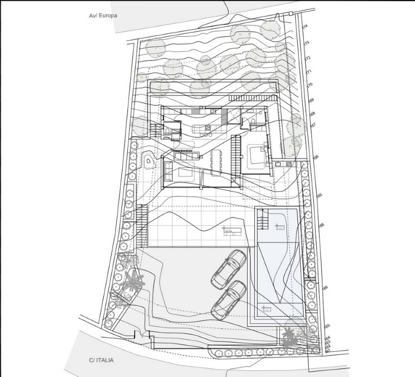 Technischer Lageplan des Grundstücks in Altea Hills mit Details zum Grundriss der Villa, dem Poolbereich, den Parkplätzen und den topografischen Höhenlinien.