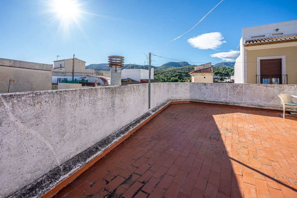 Dachterrasse mit traditionellen Terrakottafliesen und weitem Blick auf die umliegenden Berge und das Naturschutzgebiet.