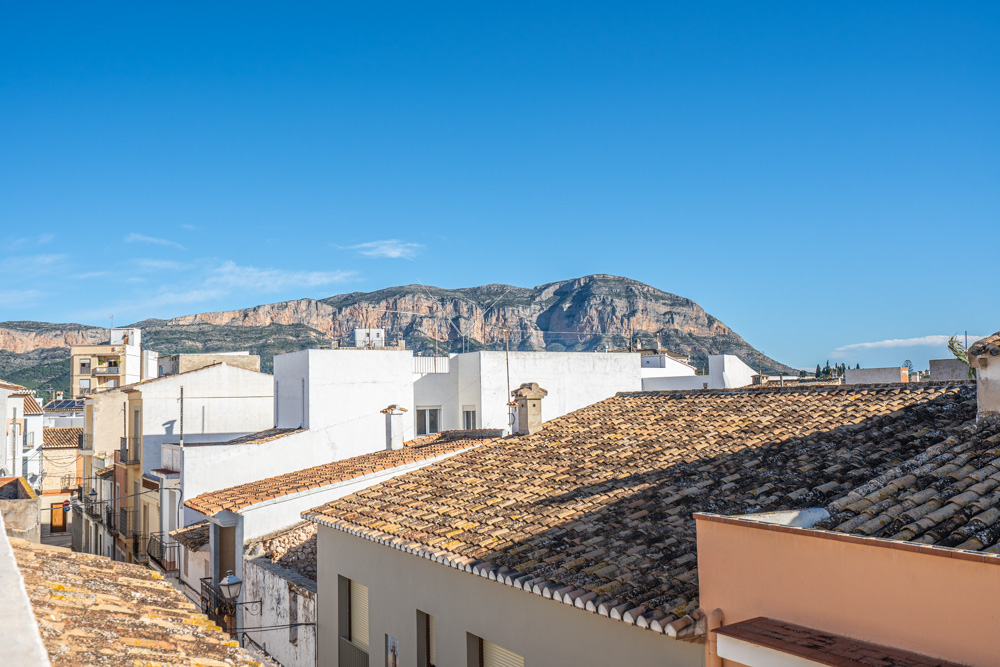 Panoramablick von der Dachterrasse auf das Montgó-Massiv und die traditionellen Ziegeldächer des Dorfes Gata de Gorgos.