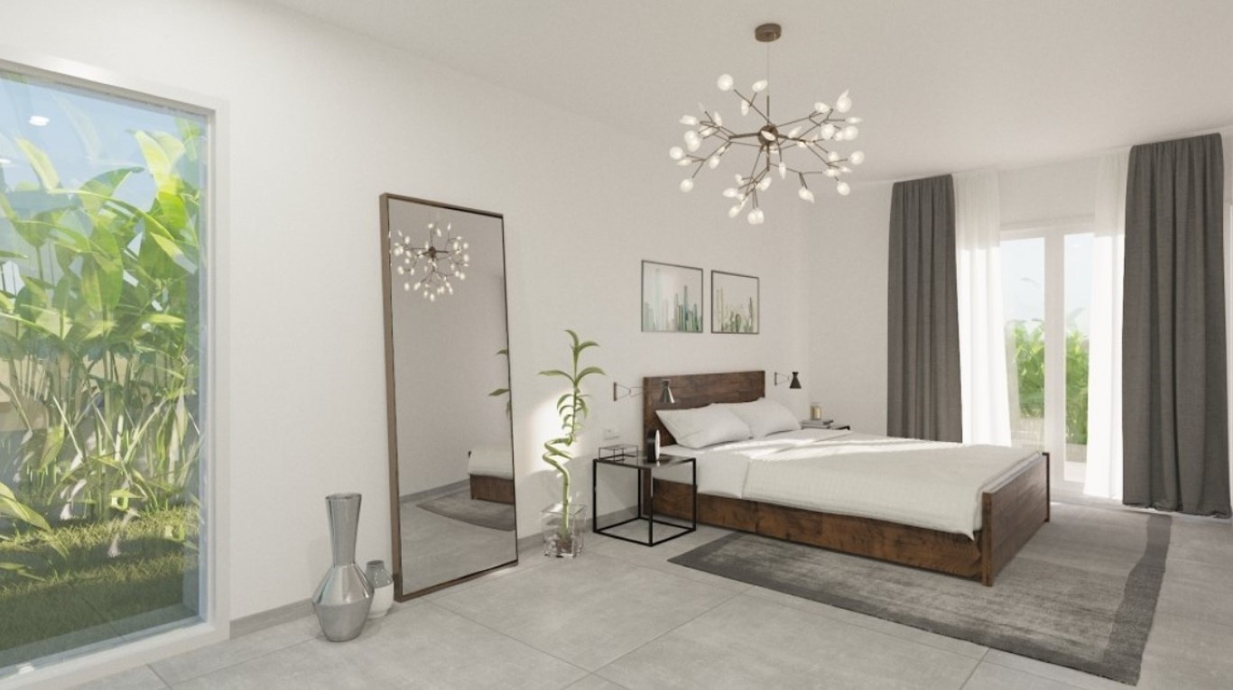 Hauptschlafzimmer mit dunklem Holzbettrahmen, modernem Ast-Kronleuchter und bodentiefen Fenstern mit Blick auf die mediterrane Bepflanzung.