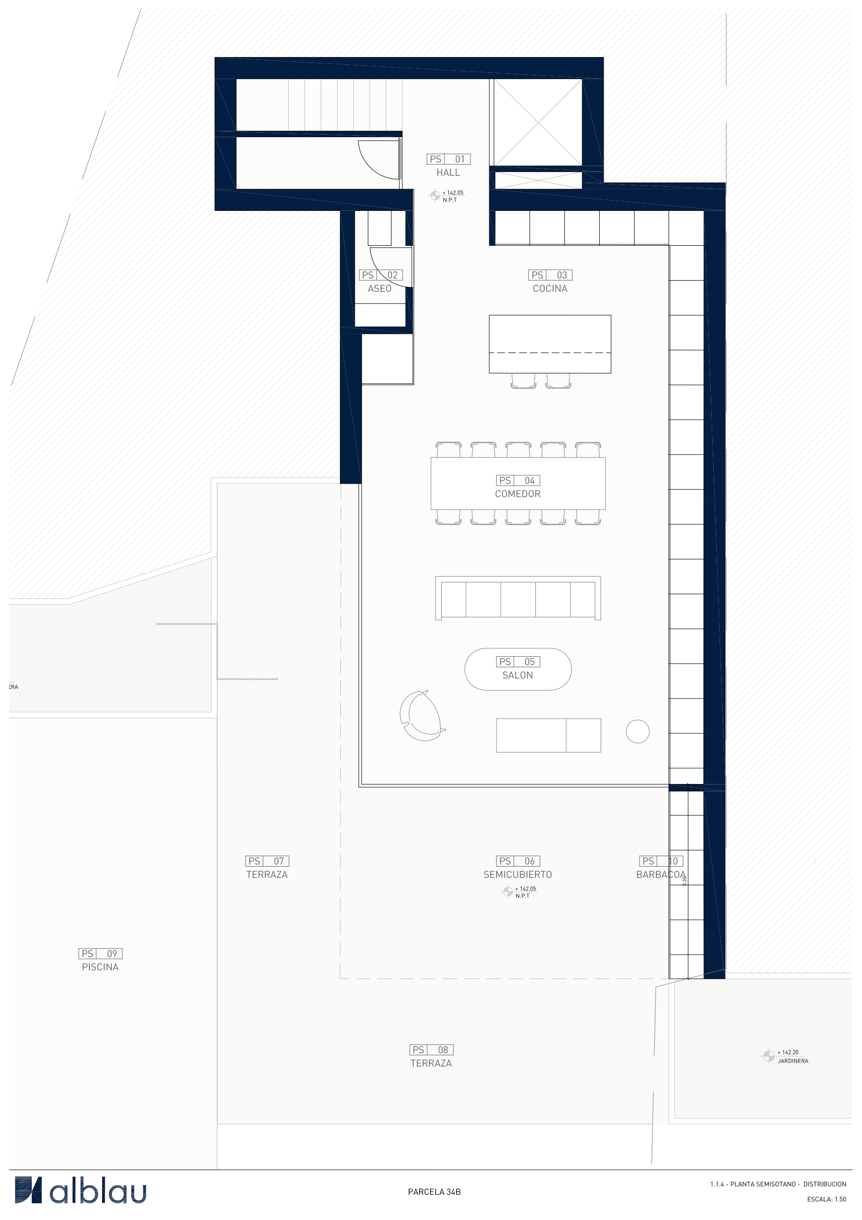 Grundriss des Hauptgeschosses mit offener Küche, Essbereich und Wohnzimmer sowie direktem Zugang zur Terrasse mit Pool und Grillbereich.