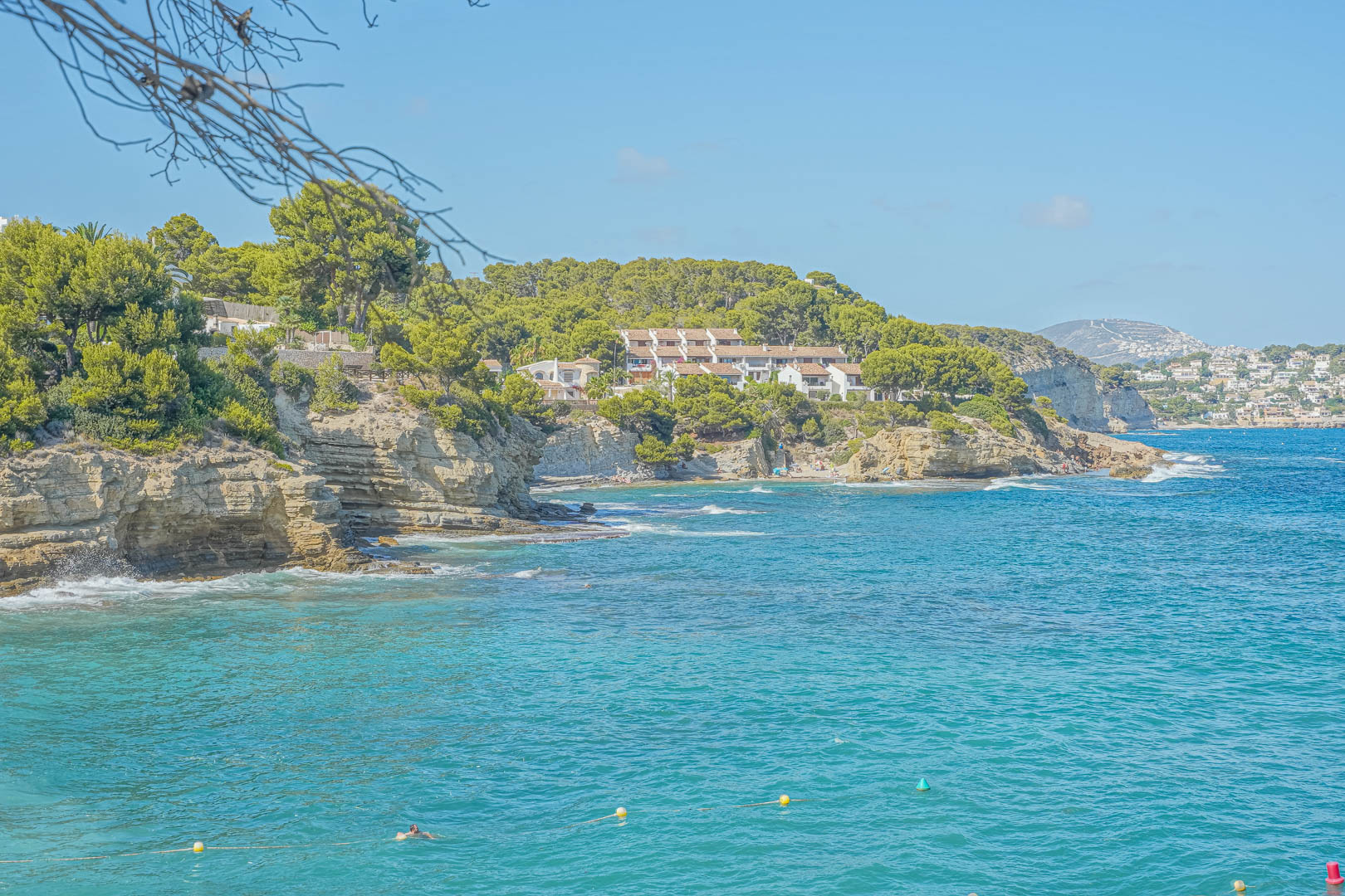 Panoramablick auf die Küste von Benissa mit felsigen Klippen, türkisblauem Wasser und mediterraner Vegetation in der Nähe von Moraira.