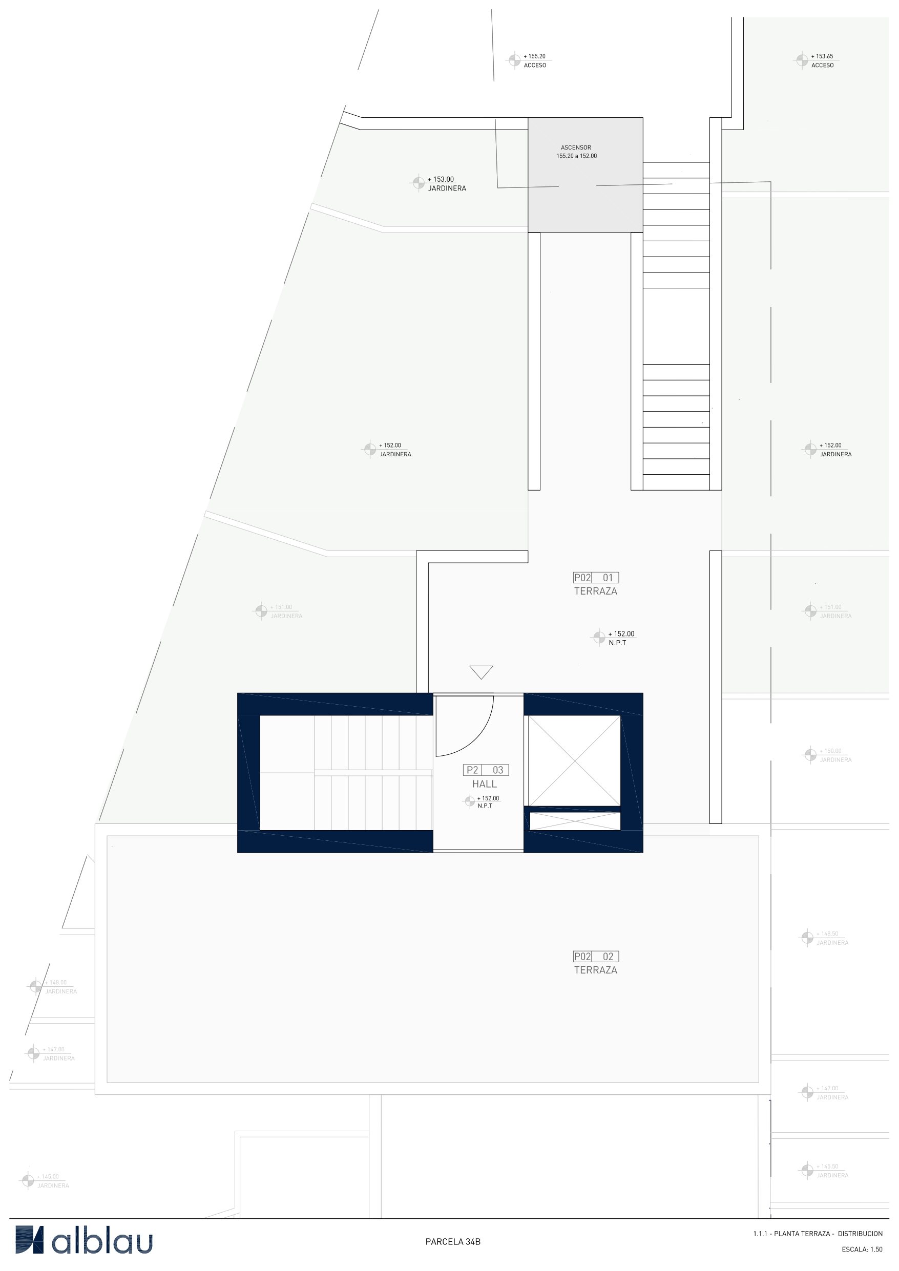 Technischer Grundriss der Terrassenebene mit Eingangshalle, Aufzugsschacht, Innentreppe und weitläufigen Außenbereichen, die von integrierten Pflanzkübeln begrenzt werden.