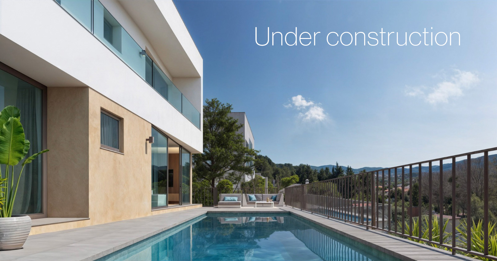 Außenansicht mit rechteckigem Pool und Steinterrasse. Die moderne Architektur umfasst Glasgeländer und große Fensterfronten mit Blick auf die umliegende Berglandschaft des Tals.