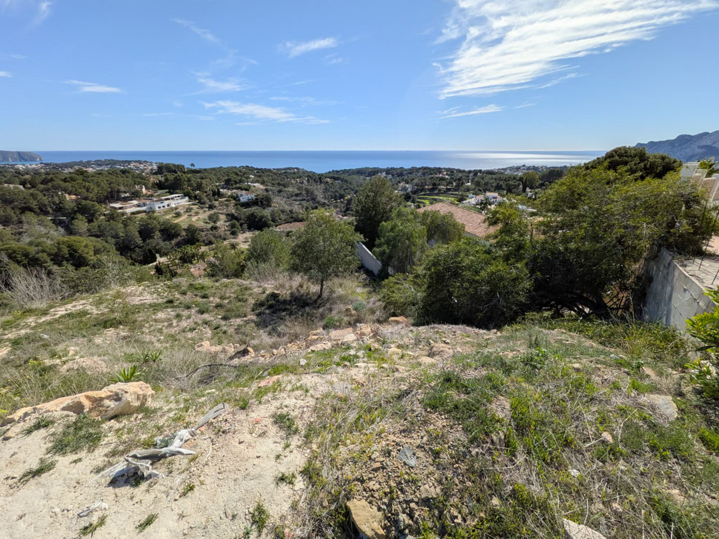 Panoramablick vom erhöhten Grundstück auf das Mittelmeer, der die natürliche Steillage und die umliegende mediterrane Landschaft zeigt.