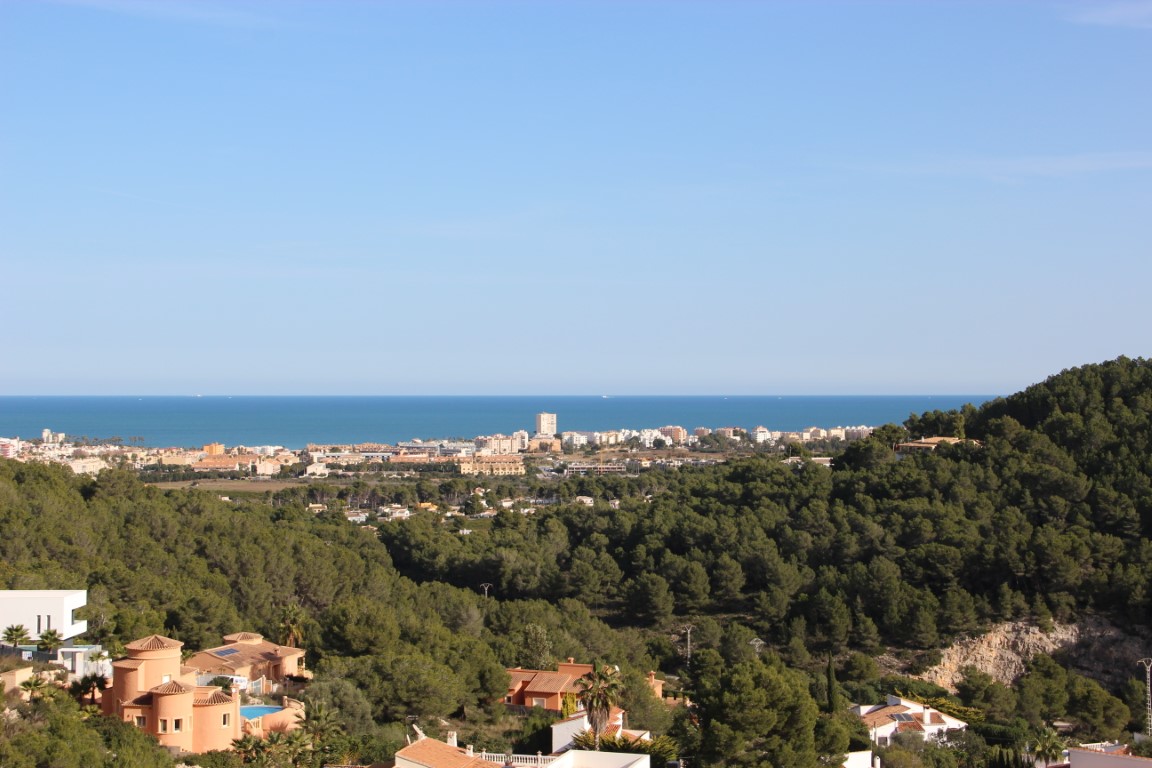 Panoramablick auf das Mittelmeer und die Küste von Jávea von den erhöhten Grundstücken aus, umgeben von einem dichten Pinienwald.
