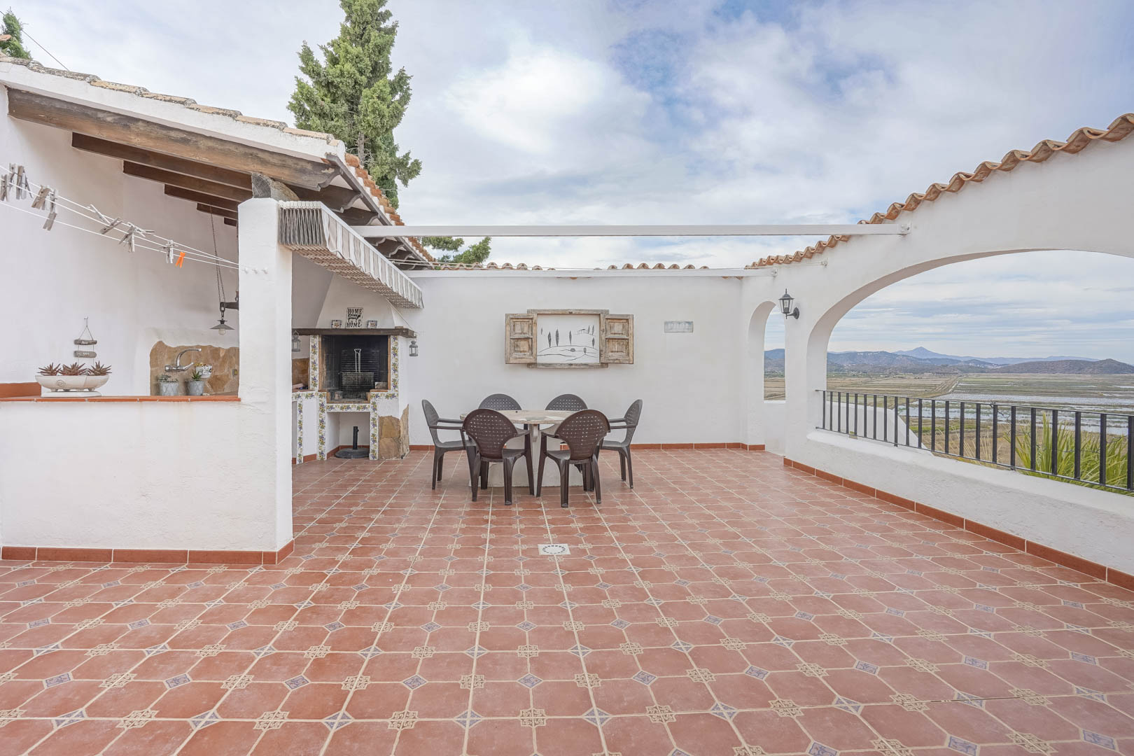 Terrasse mit Grill und Panoramablick in Villa in Monte Pego. Fliesenböden und Gartenmöbel.