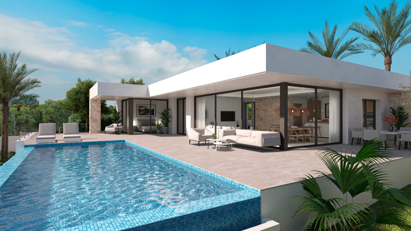 Blick auf den blau gefliesten Pool und die Terrasse mit weißen Möbeln. Große Glasschiebetüren.