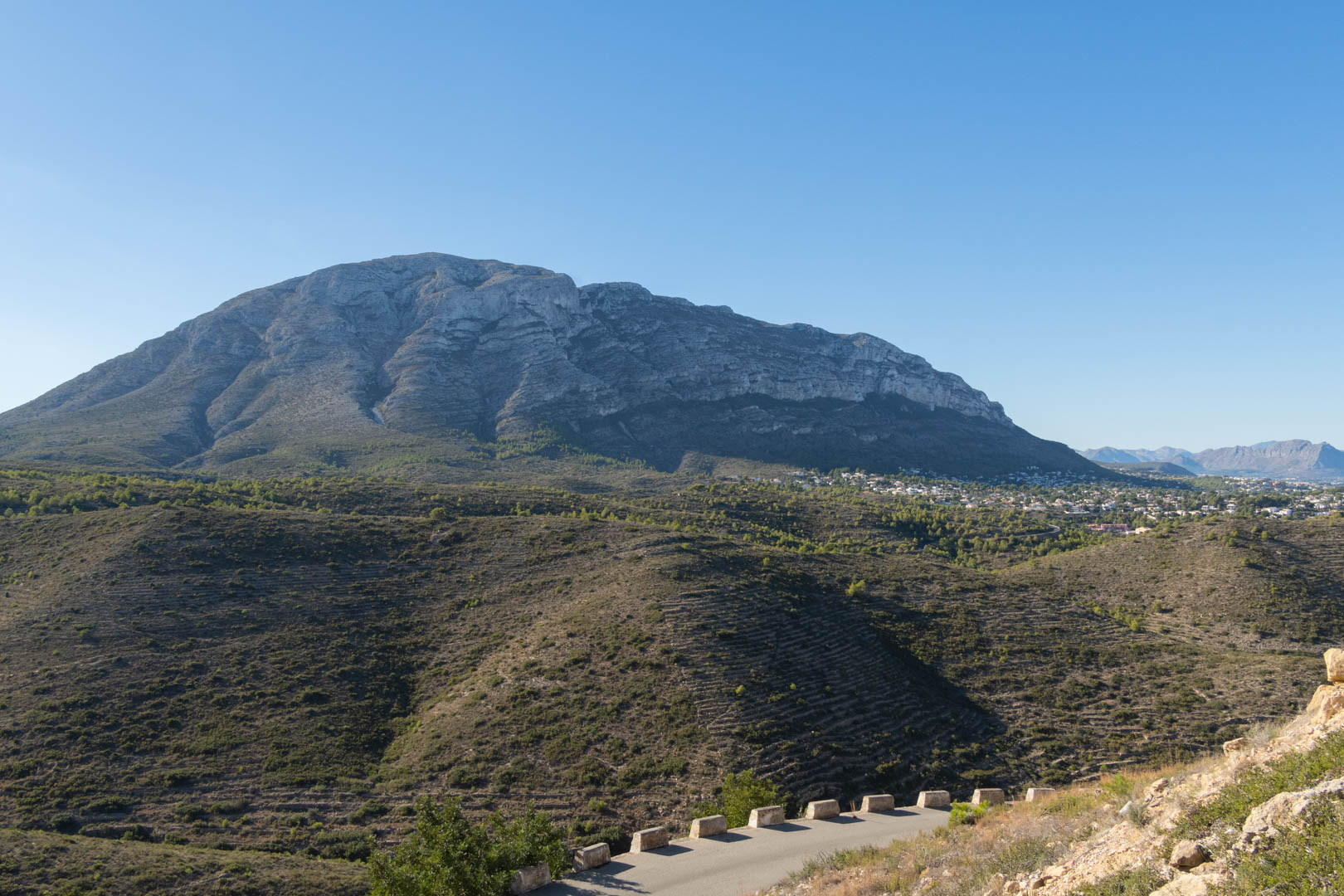 Panoramablick auf den Berg und die Landschaft von der Straße aus.