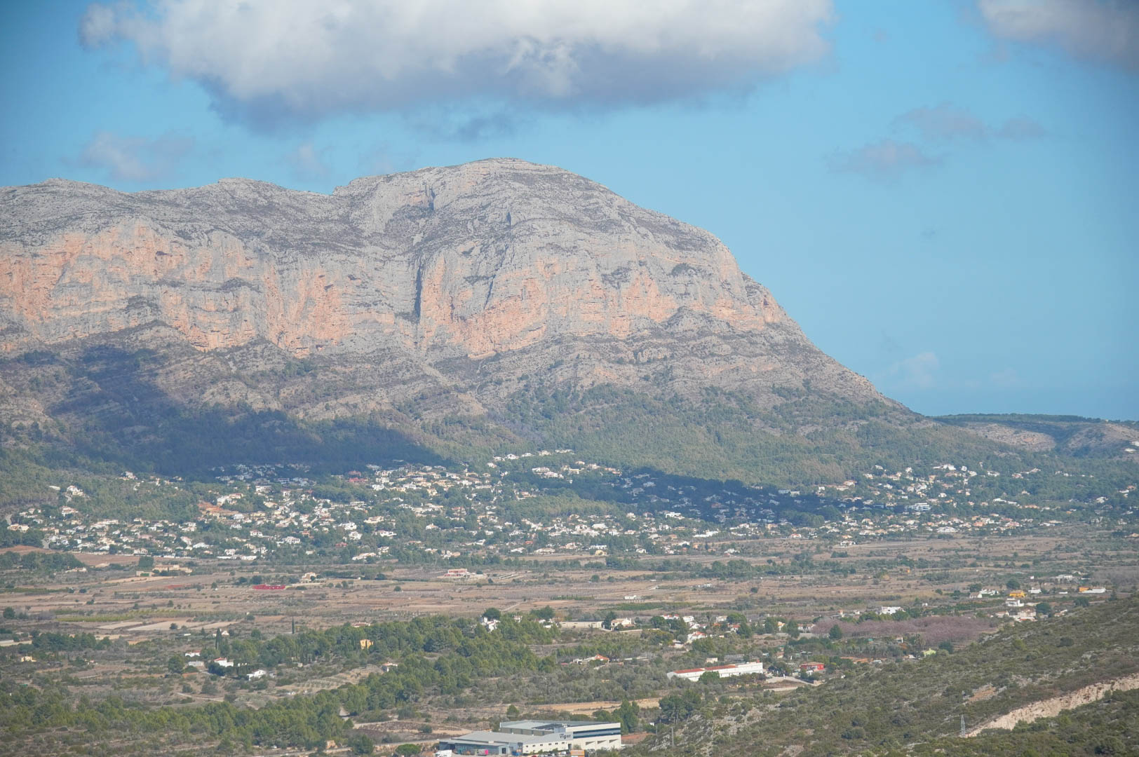 Panoramablick auf das Montgó-Massiv und das umliegende Tal, der die natürliche Landschaft und die Wohngebiete von der erhöhten Position des Hauses aus zeigt.