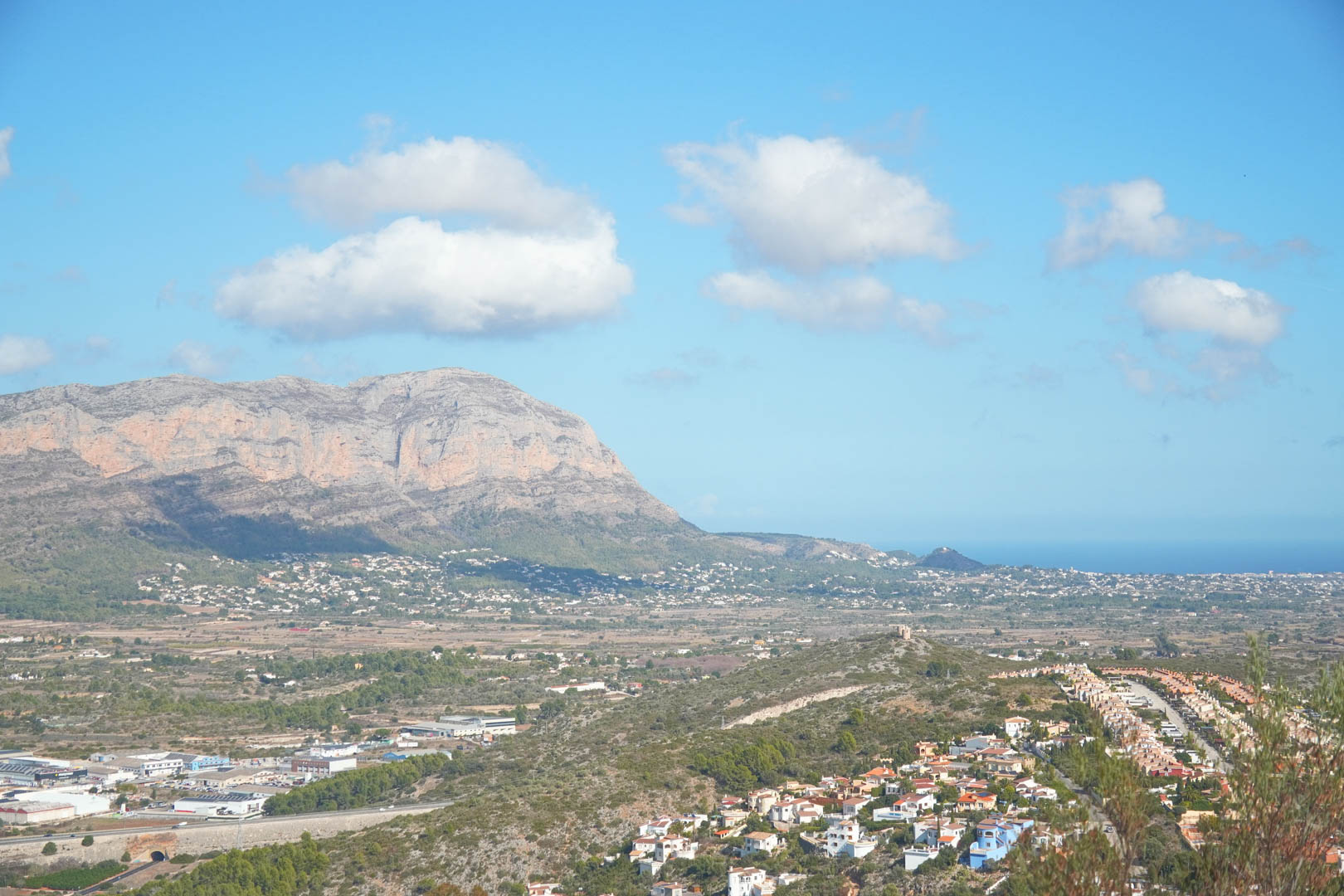 Panoramablick von dem Anwesen über das Pedreguer-Tal, mit dem Montgó-Massiv auf der linken Seite und dem Mittelmeer am Horizont.