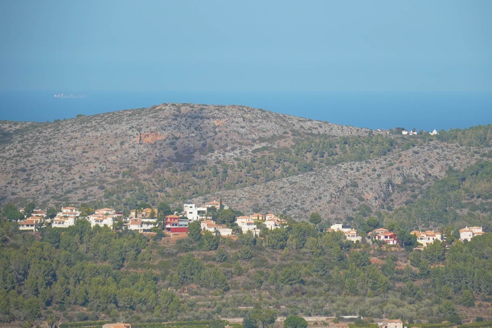 Panoramablick von der Immobilie auf das Mittelmeer und die Berge, mit Wohnvillen, die in die Pinienwälder von Pedreguer eingebettet sind.