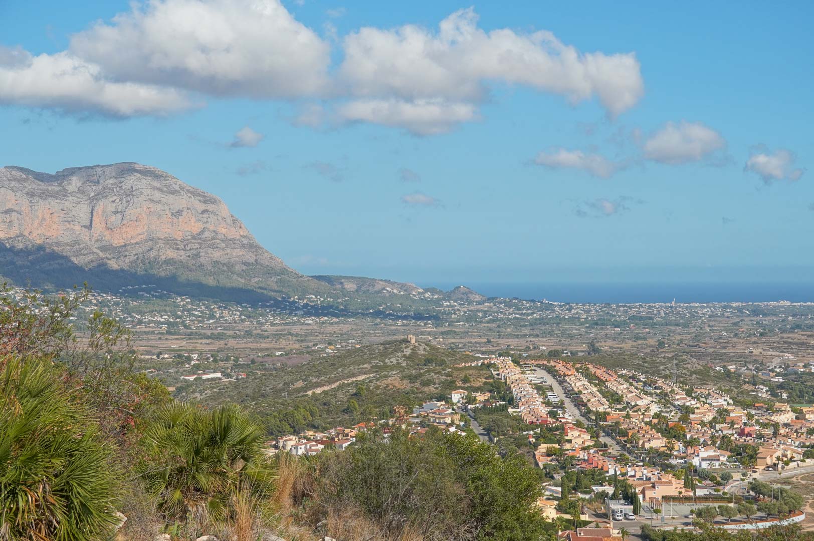 Panoramablick von der Immobilie über das Pedreguer-Tal, das majestätische Bergmassiv und das Mittelmeer am Horizont.