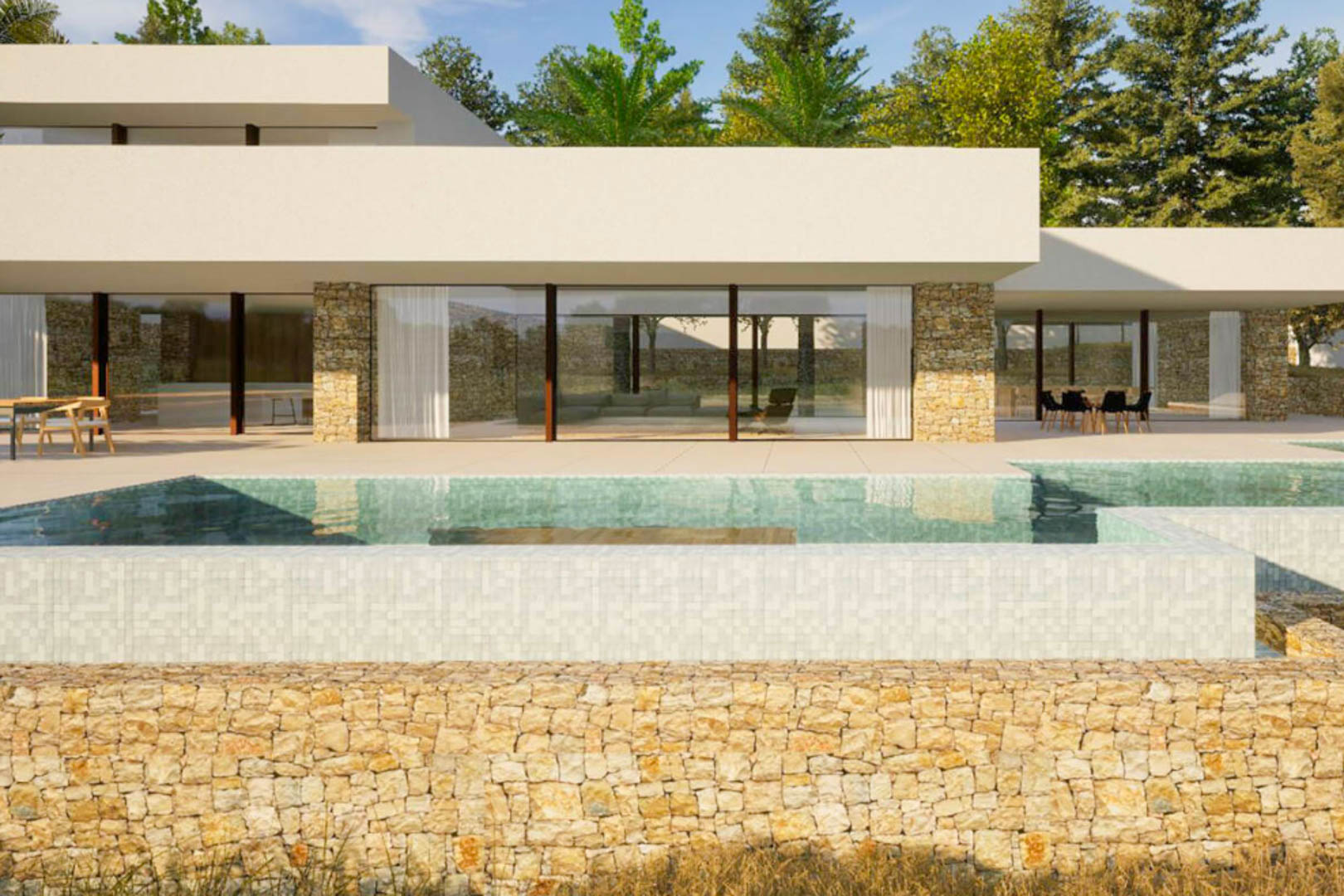 Außenansicht der Villa mit Infinity-Pool aus hellem Mosaik, Natursteinmauern und bodentiefen Glasfronten, die den Wohnbereich mit der Terrasse verbinden.