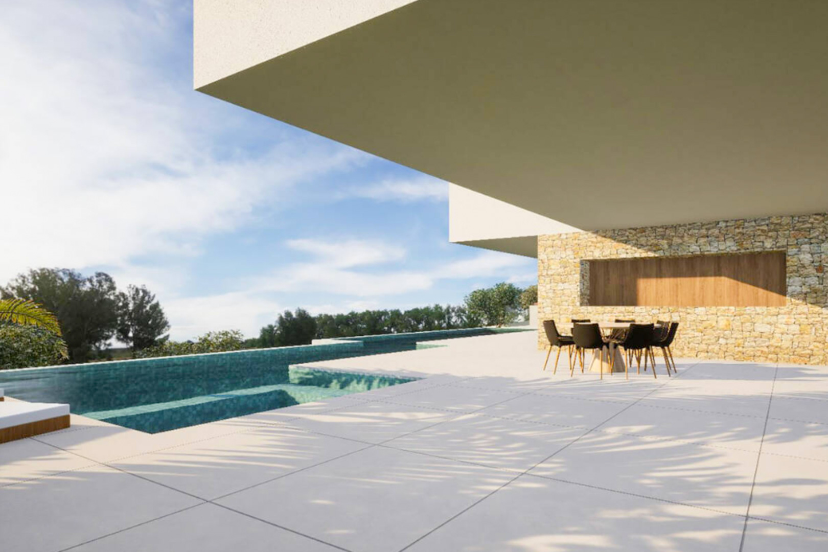 Außenterrasse mit großformatigen Fliesen, überdachtem Essbereich und Infinity-Pool vor einer Natursteinwand mit edlen Holzpaneelen.