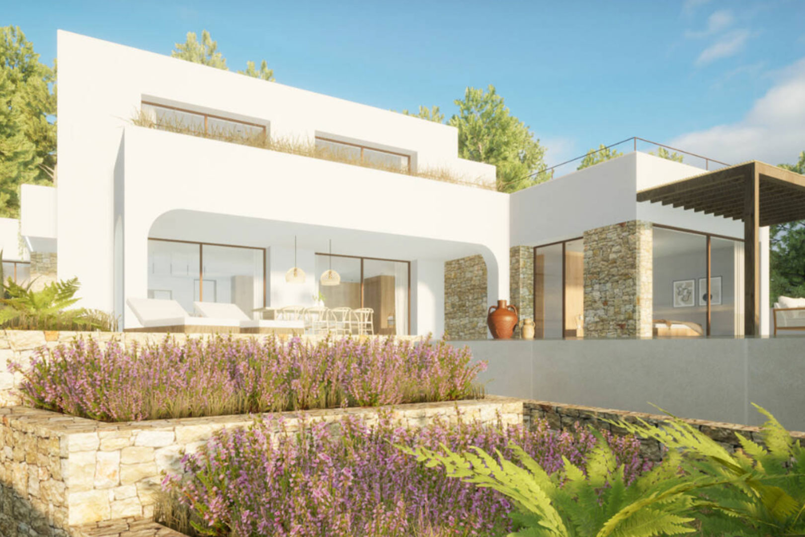 Außenansicht der Villa mit terrassiertem Garten und Natursteinfassade.