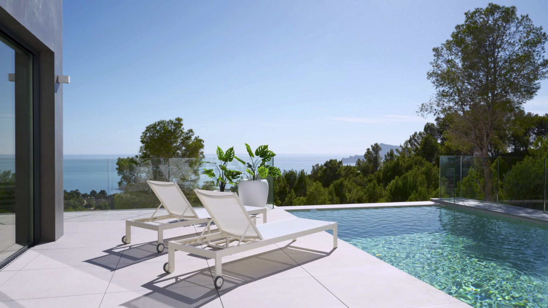 Außenterrasse mit Infinity-Pool, minimalistischen weißen Sonnenliegen und Glasgeländern mit Panoramablick auf das Mittelmeer und die umliegenden Pinien.