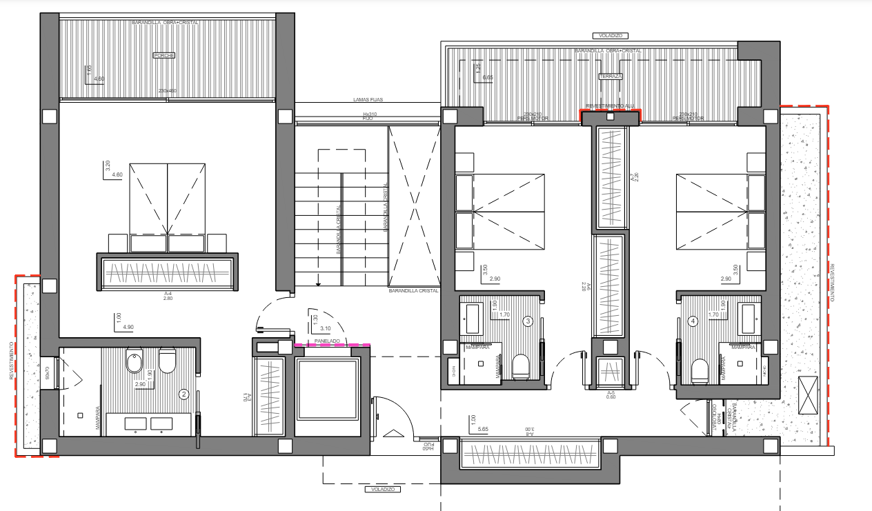 Technischer Grundriss der mittleren Ebene mit drei Schlafzimmern, En-Suite-Bädern, Einbauschränken, Aufzug und Zugang zu privaten Außenterrassen mit Glasgeländern.