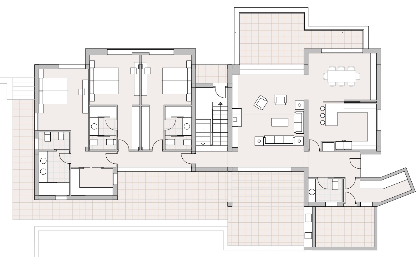 Detaillierter Grundriss des Erdgeschosses mit offenem Wohn-Essbereich, integrierter Küche, drei Schlafzimmern mit En-Suite-Bädern und weitläufigen Terrassenflächen.