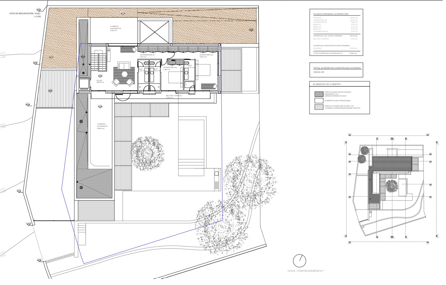 Architektonischer Grundriss des ersten Stocks, der die Anordnung der Räume und Außenbereiche zeigt.