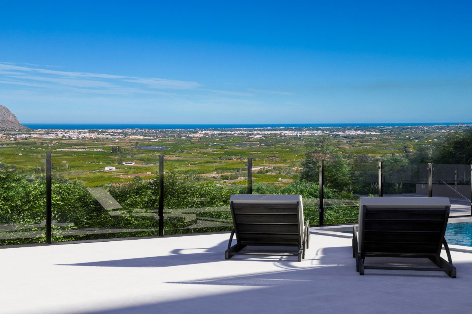 Erhöhte Terrasse mit Glasgeländern und modernen Sonnenliegen, die einen weiten Panoramablick über das Tal bis hin zum Mittelmeer bietet.