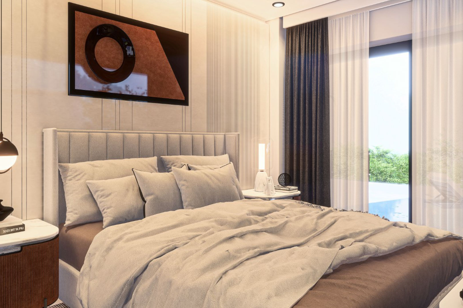 Hauptschlafzimmer mit gepolstertem Kopfteil, strukturierten Wandpaneelen und bodentiefen Fenstern mit direktem Zugang zum Poolbereich.