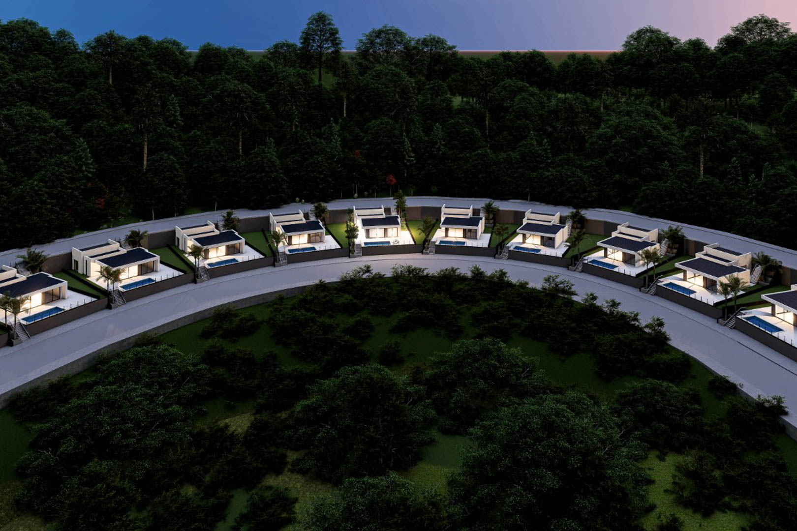 Luftaufnahme bei Nacht der Wohnanlage in Monte Solana, die die geschwungene Anordnung der modernen Villen mit privaten Pools inmitten dichter Bewaldung zeigt.