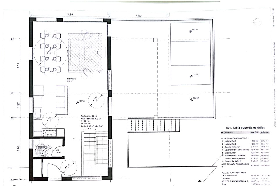 Technischer Grundriss der Eingangsebene mit dem 60 m² großen offenen Wohn- und Essbereich, Gäste-WC und der weitläufigen Terrasse inklusive Pool.
