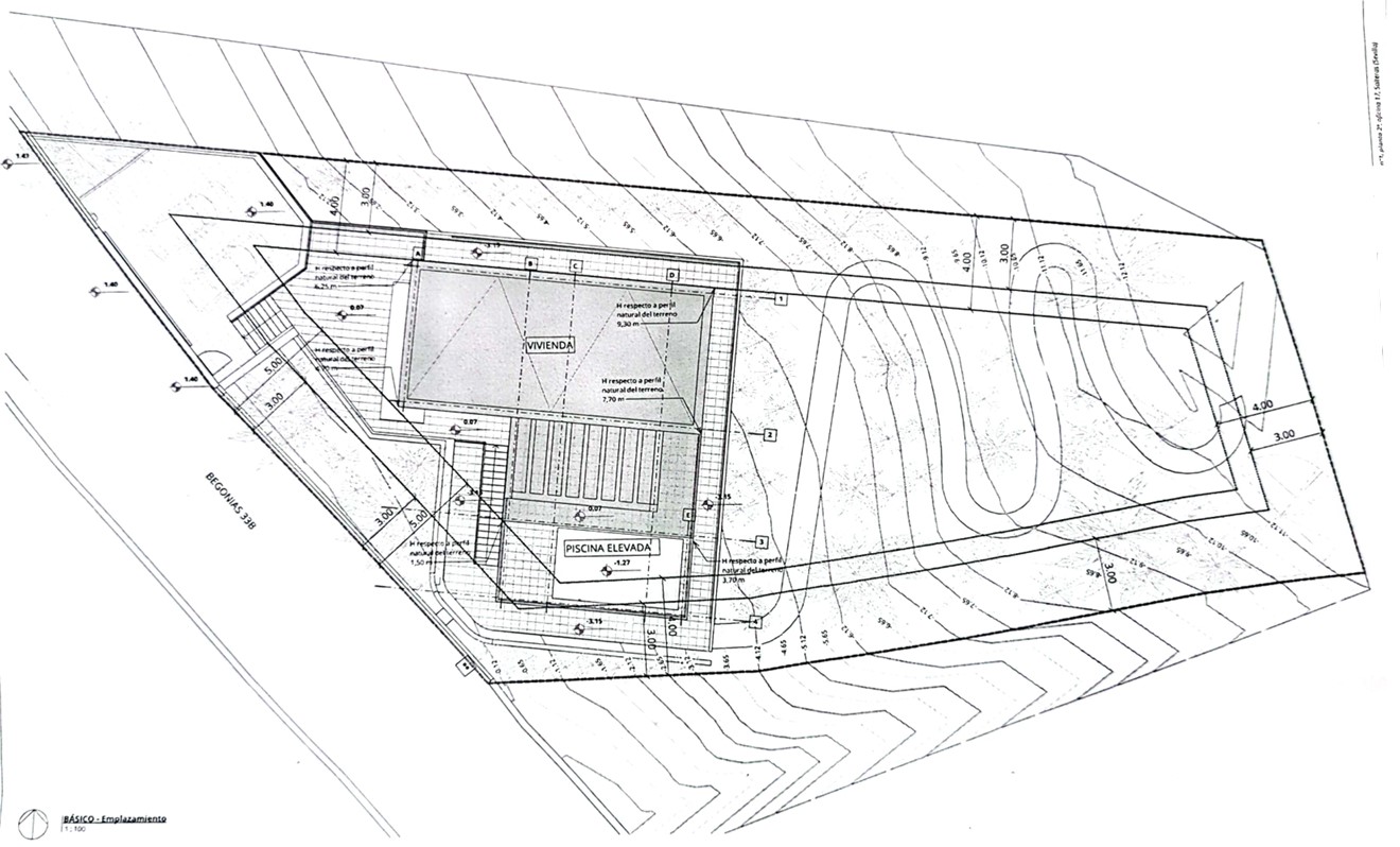 Technischer Lageplan, der die Position des Hauses und des erhöhten Pools auf dem Grundstück zeigt, einschließlich Höhenlinien und Zugang von der Straße Begonias.
