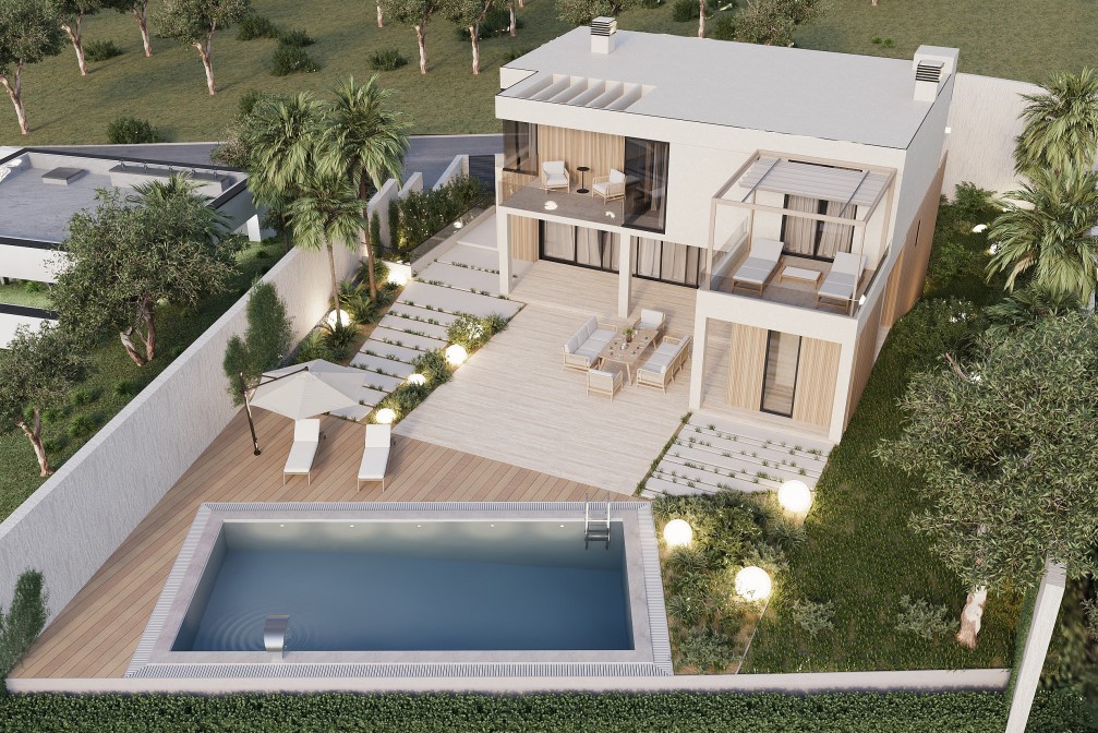 Luftaufnahme der Villa mit rechteckigem Pool, Holzterrasse und beleuchtetem Garten.
