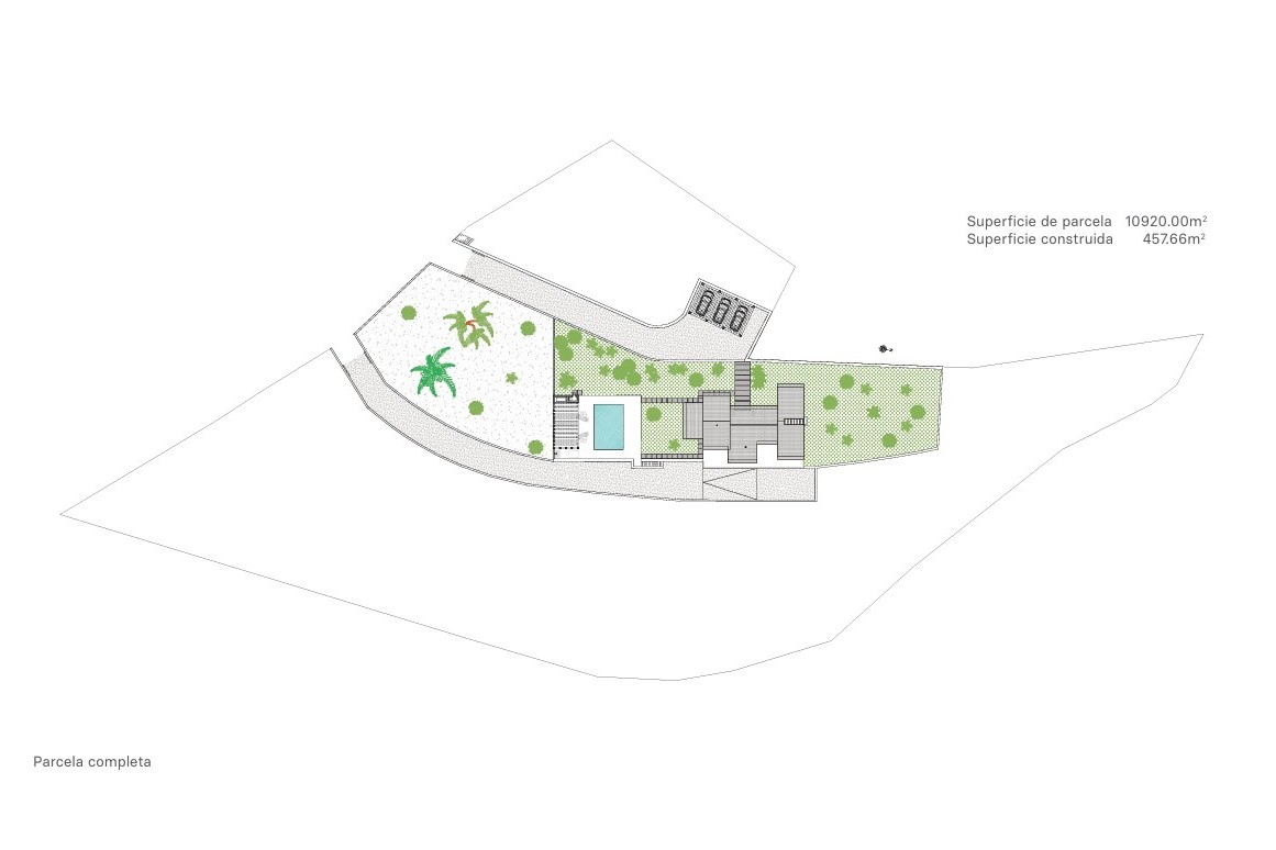 Lageplan des 10.920 m² großen Grundstücks mit Darstellung der Villa, des Pools, der Gartenanlagen und der Zufahrt mit Stellplätzen.