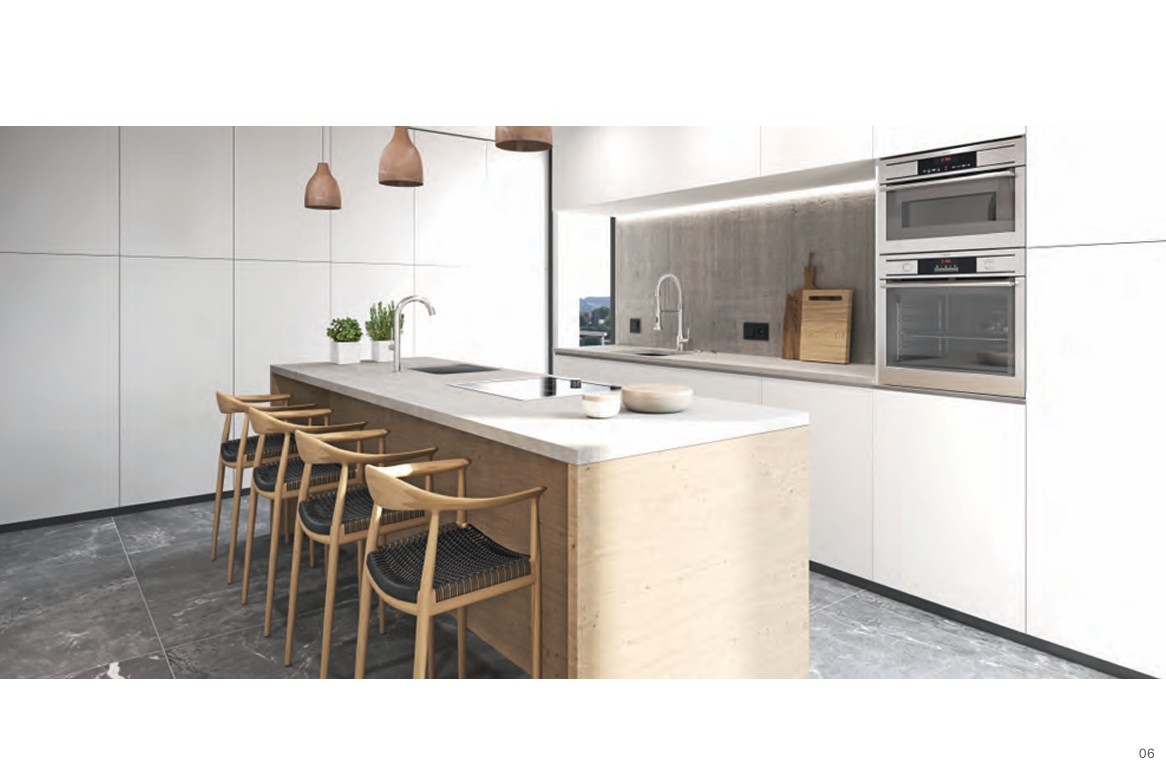 Moderne Küche mit einer Kochinsel aus Holz, integrierten Backöfen, Designer-Barhockern und minimalistischen weißen Schrankfronten.