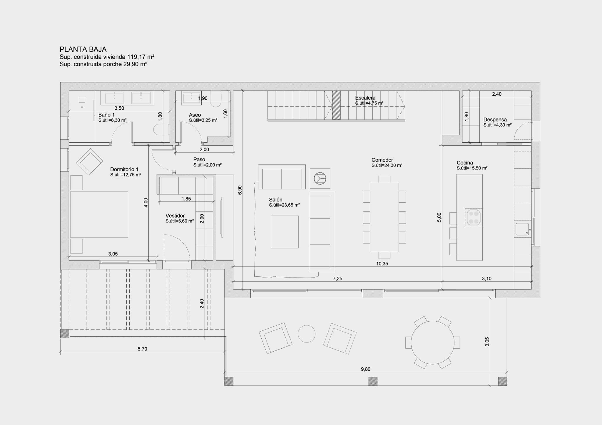 Detaillierter Grundriss des Erdgeschosses mit offenem Wohn- und Essbereich, Küche mit Kochinsel, Hauptschlafzimmer mit Ankleide und großzügiger überdachter Veranda.