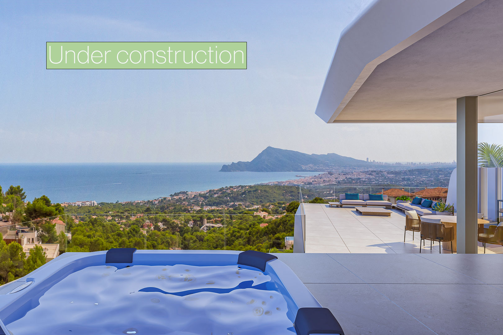 Außen-Spa auf einer weitläufigen Terrasse mit Panoramablick auf das Mittelmeer. Moderner Loungebereich mit Glasgeländern und hochwertigen Bodenbelägen.