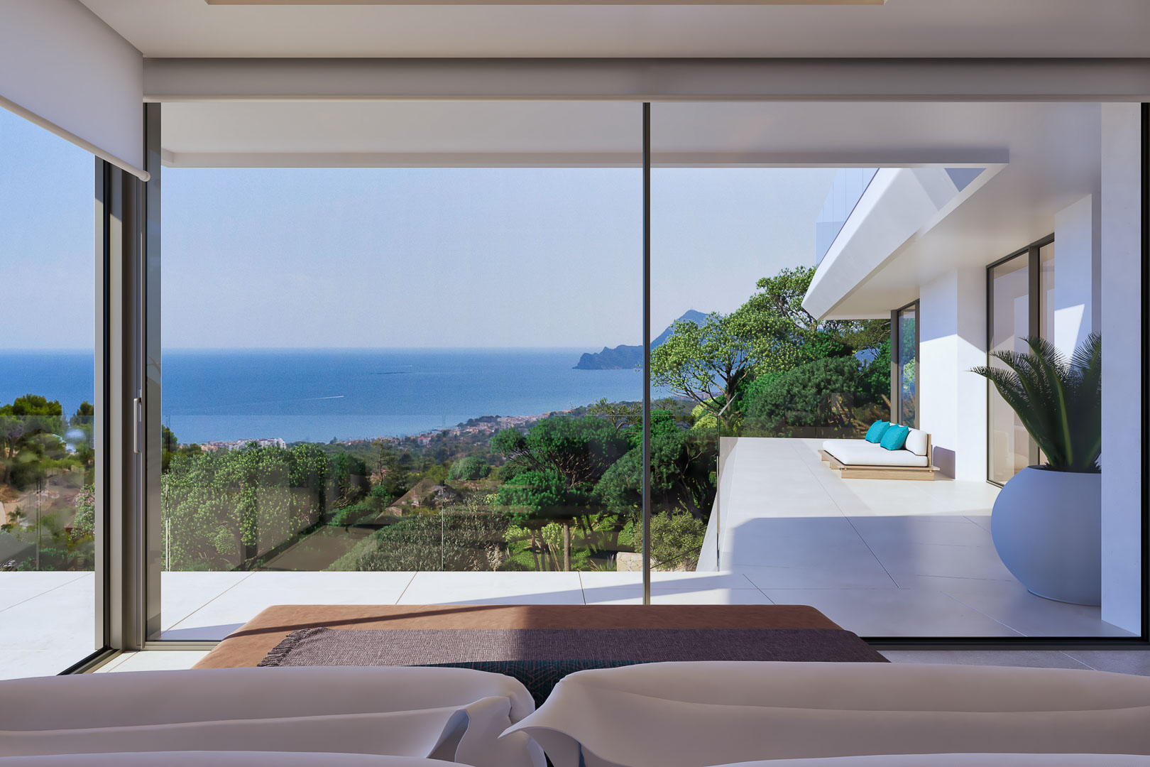 Hauptschlafzimmer mit bodentiefen Glasfronten, Panoramablick auf das Mittelmeer und direktem Zugang zur privaten Terrasse mit Lounge-Möbeln und Glasgeländer.