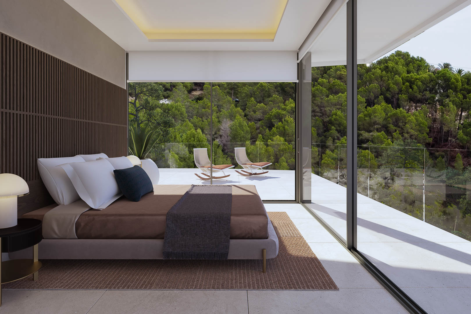 Hauptschlafzimmer mit bodentiefen Glasfronten, privater Terrasse mit Waldblick und einer Akzentwand aus Holzlamellen sowie indirekter Deckenbeleuchtung.