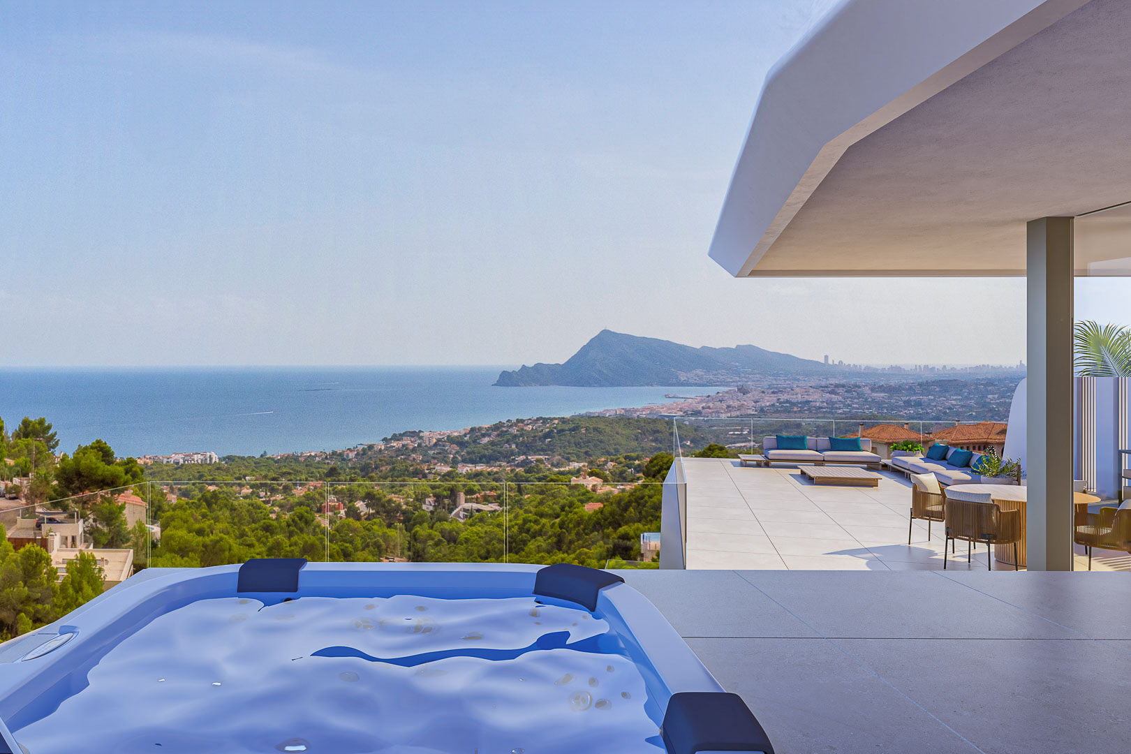 Hauptterrasse mit Außen-Spa und Panoramablick auf die Bucht von Altea. Ausgestattet mit Designermöbeln und Glasgeländern für eine uneingeschränkte Sicht auf das Meer.
