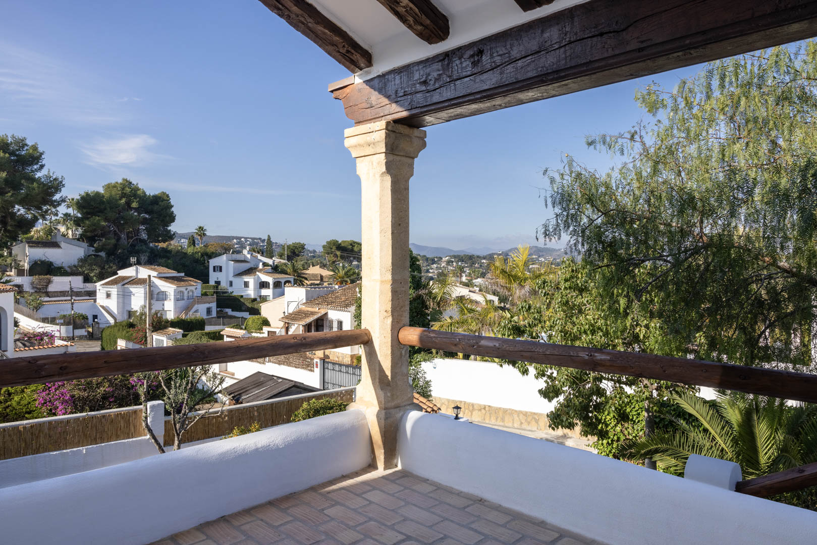 Terrasse mit Aussicht in Tosalet, Jávea. Rustikale Details: Holzbalken und Fliesenboden.